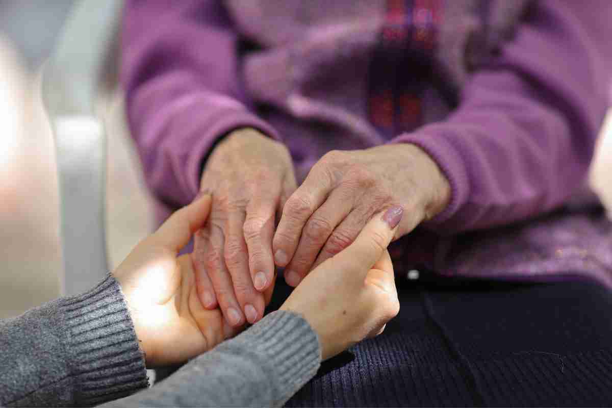 Anziani in difficoltà con operatore dei servizi sociali