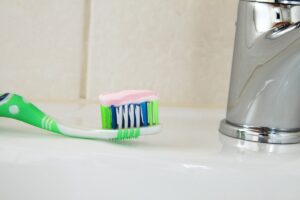 Bisogna mettere prima il dentifricio o l’acqua