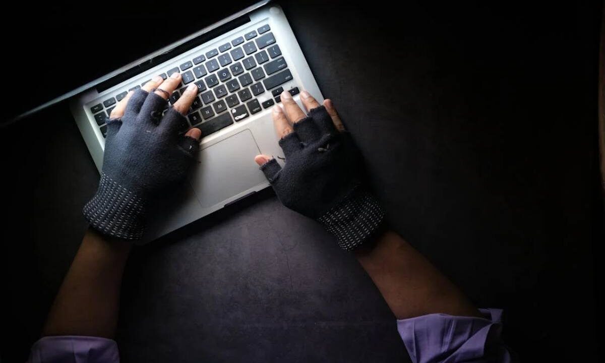 ladro davanti a un pc per rubare dati