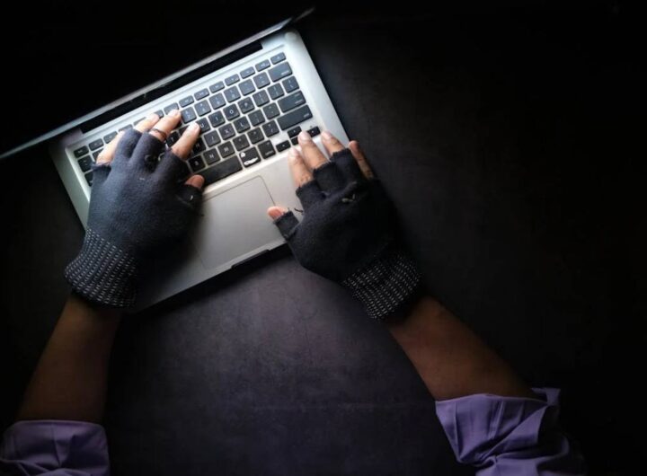ladro davanti a un pc per rubare dati
