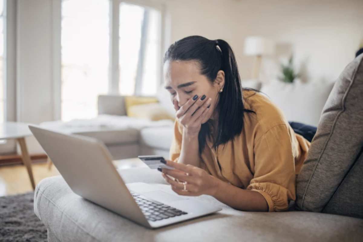 Oltre alle frodi sui bonifici, nel 2025 si registra un aumento delle truffe legate al trading online, un settore particolarmente esposto a raggiri sofisticati.