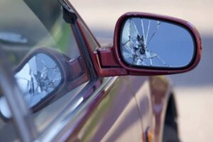 L’uomo, a bordo di un veicolo non di sua proprietà, ha avvicinato il turista straniero con la scusa di una presunta collisione tra le auto