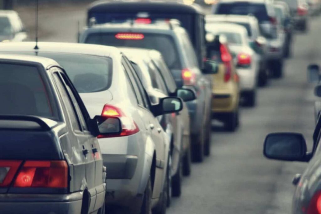 Nonostante le norme restino invariate, alcuni comportamenti vietati diventano più frequenti sotto il caldo e le condizioni tipiche della stagione.