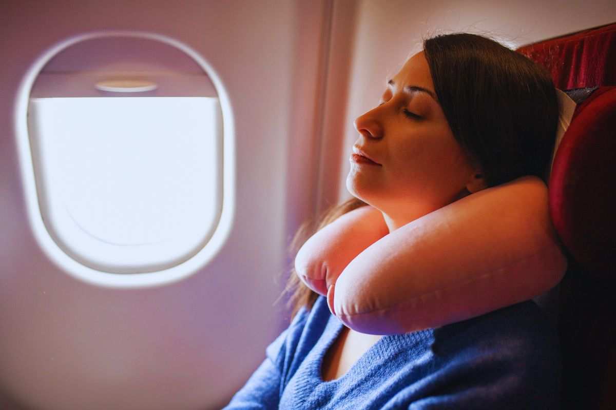 il trucco del cuscino in aereo